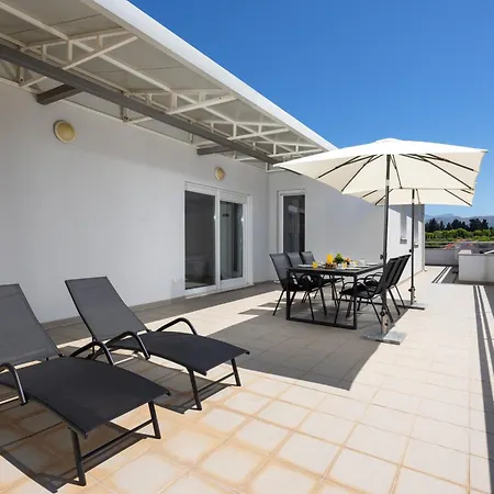 アパート Rose Penthouse スプリト